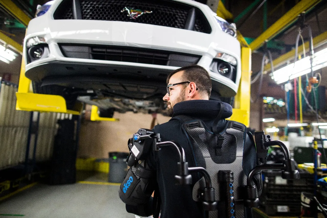 Ford implementa tecnología exoesquelética para proteger a sus colaboradores