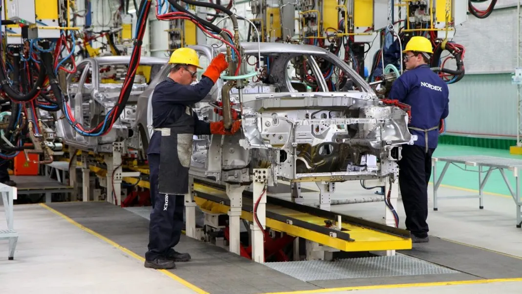 ¿Qué riesgos hay si México sube los salarios en la industria automotriz?