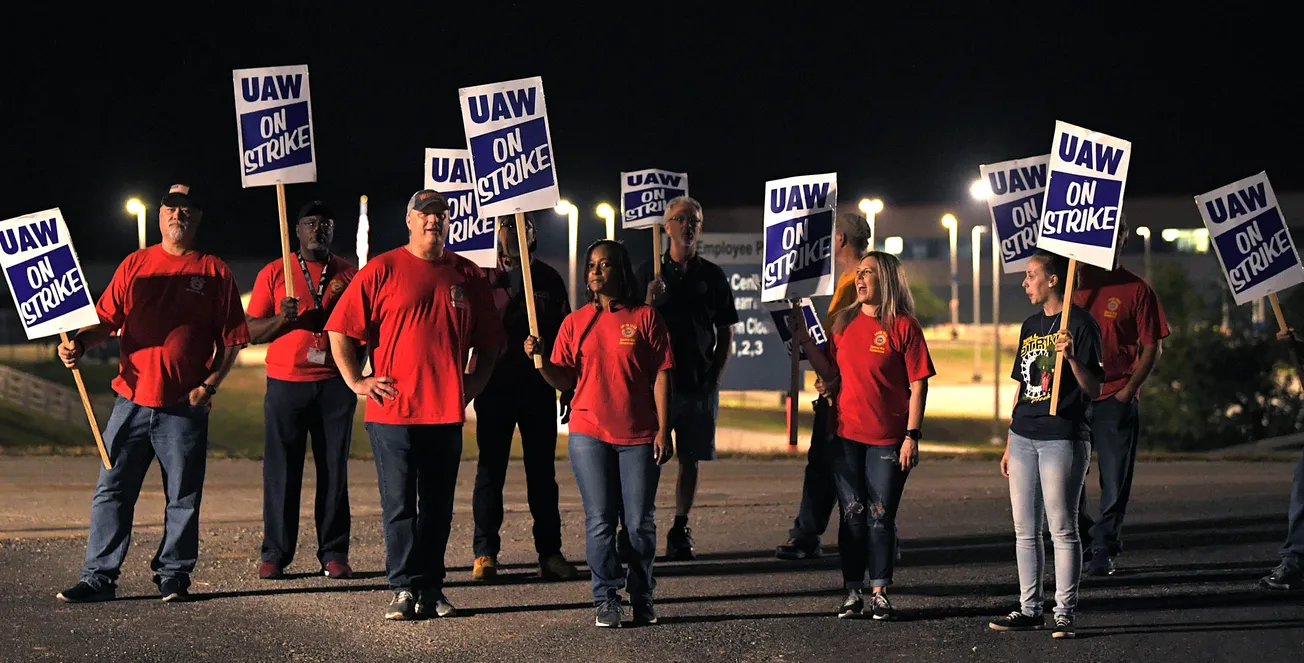 Ya son miles de trabajadores de GM en huelga en los Estados Unidos